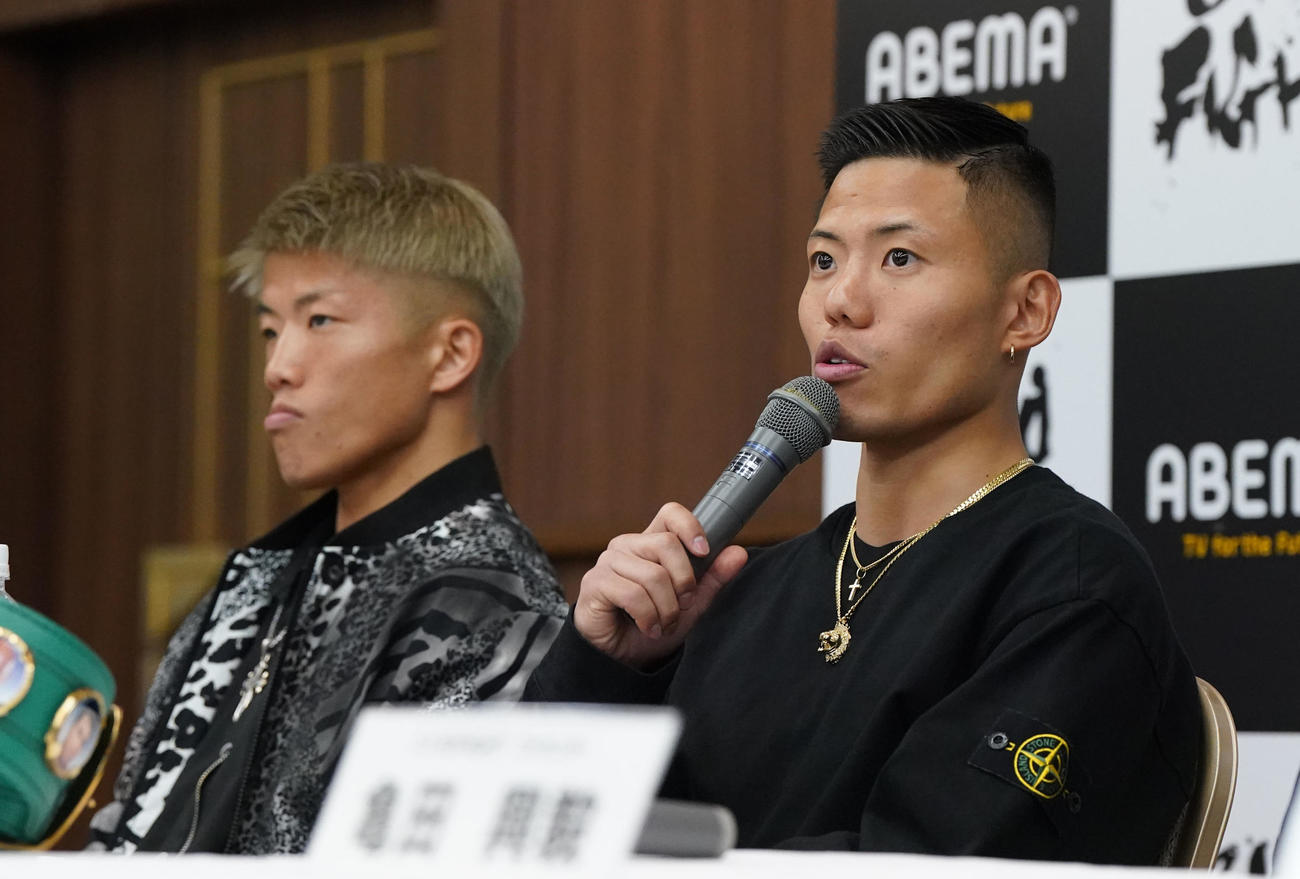 計量後、会見するWBCミニマム級王者の重岡優（右）左はIBF世界ミニマム級王者・重岡銀（撮影・森本幸一）