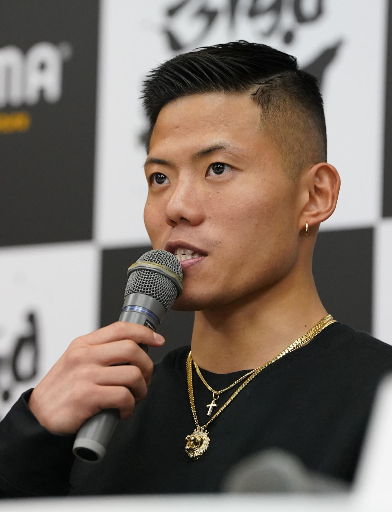 計量後、会見するWBC世界ミニマム級王者の重岡優（撮影・森本幸一）