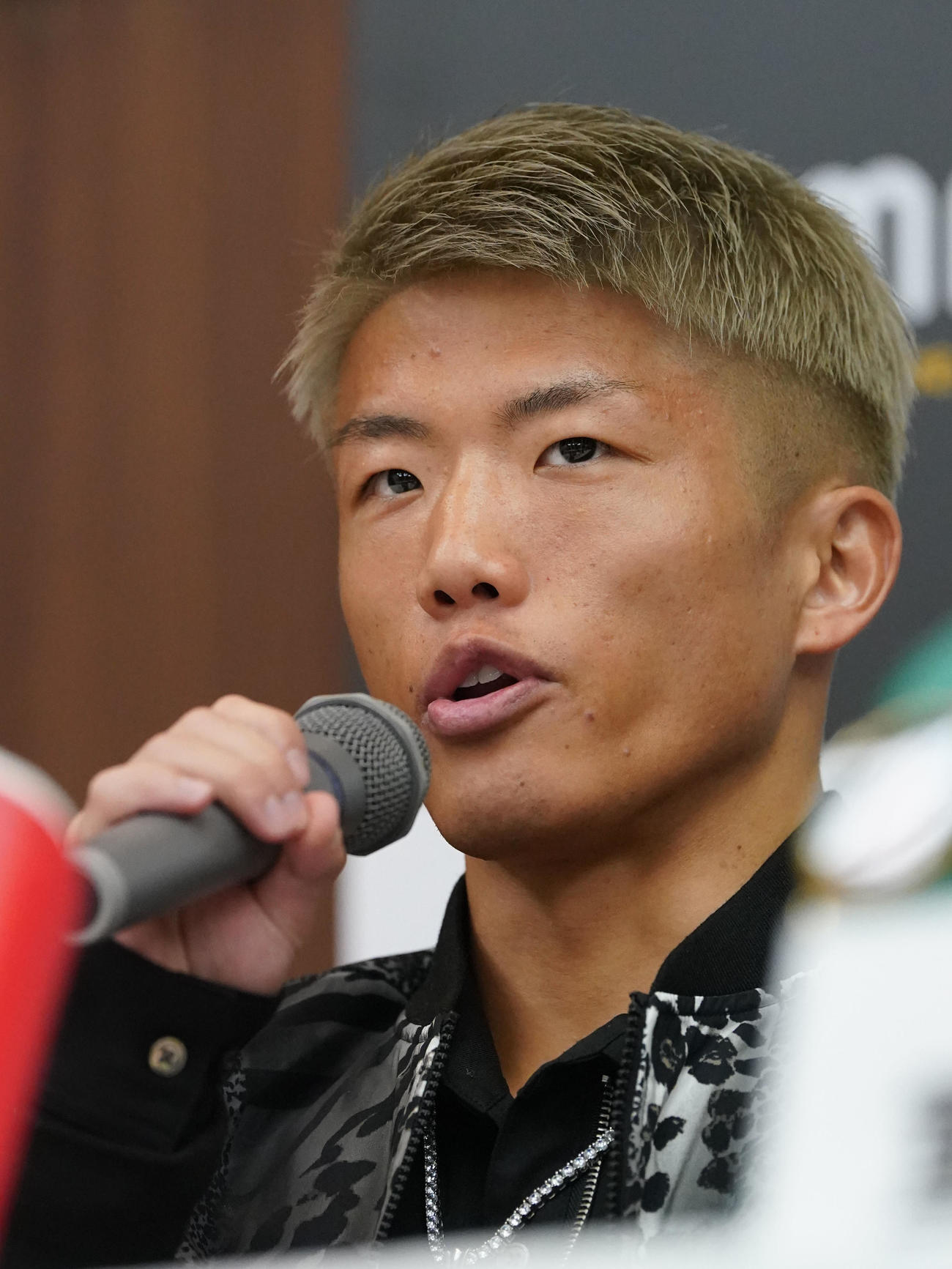 計量後、会見するIBF世界ミニマム級王者の重岡銀（撮影・森本幸一）