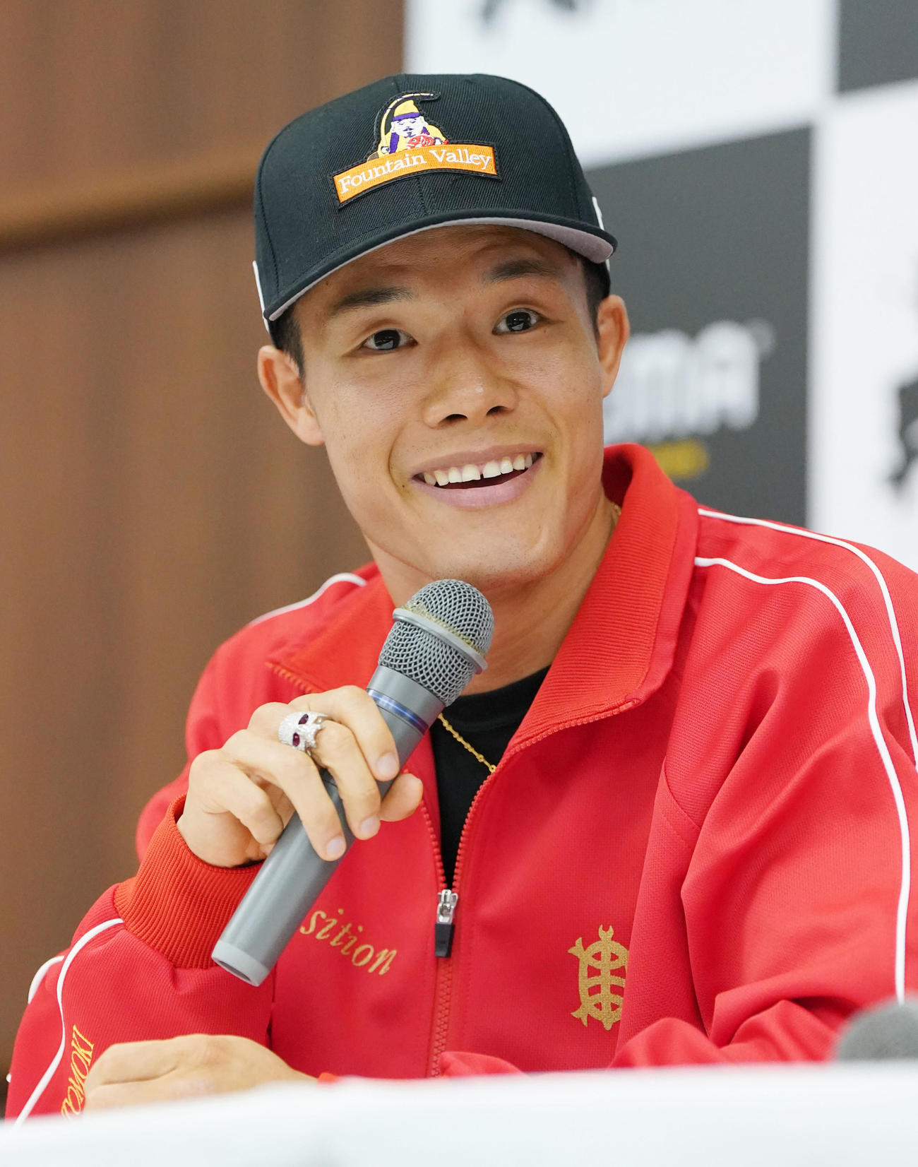 計量後、会見する亀田和（撮影・森本幸一）