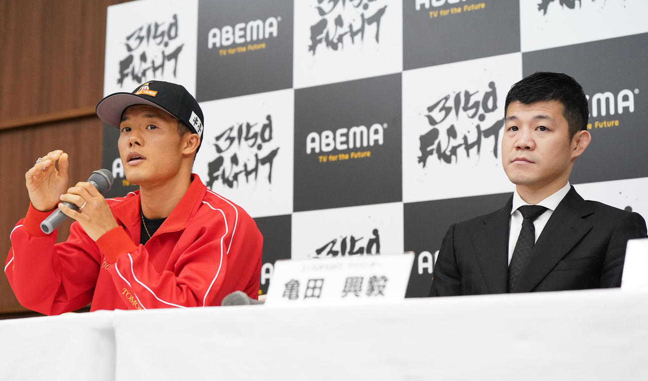 計量後、会見する亀田和（左）右は亀田興ファウンダー（撮影・森本幸一）
