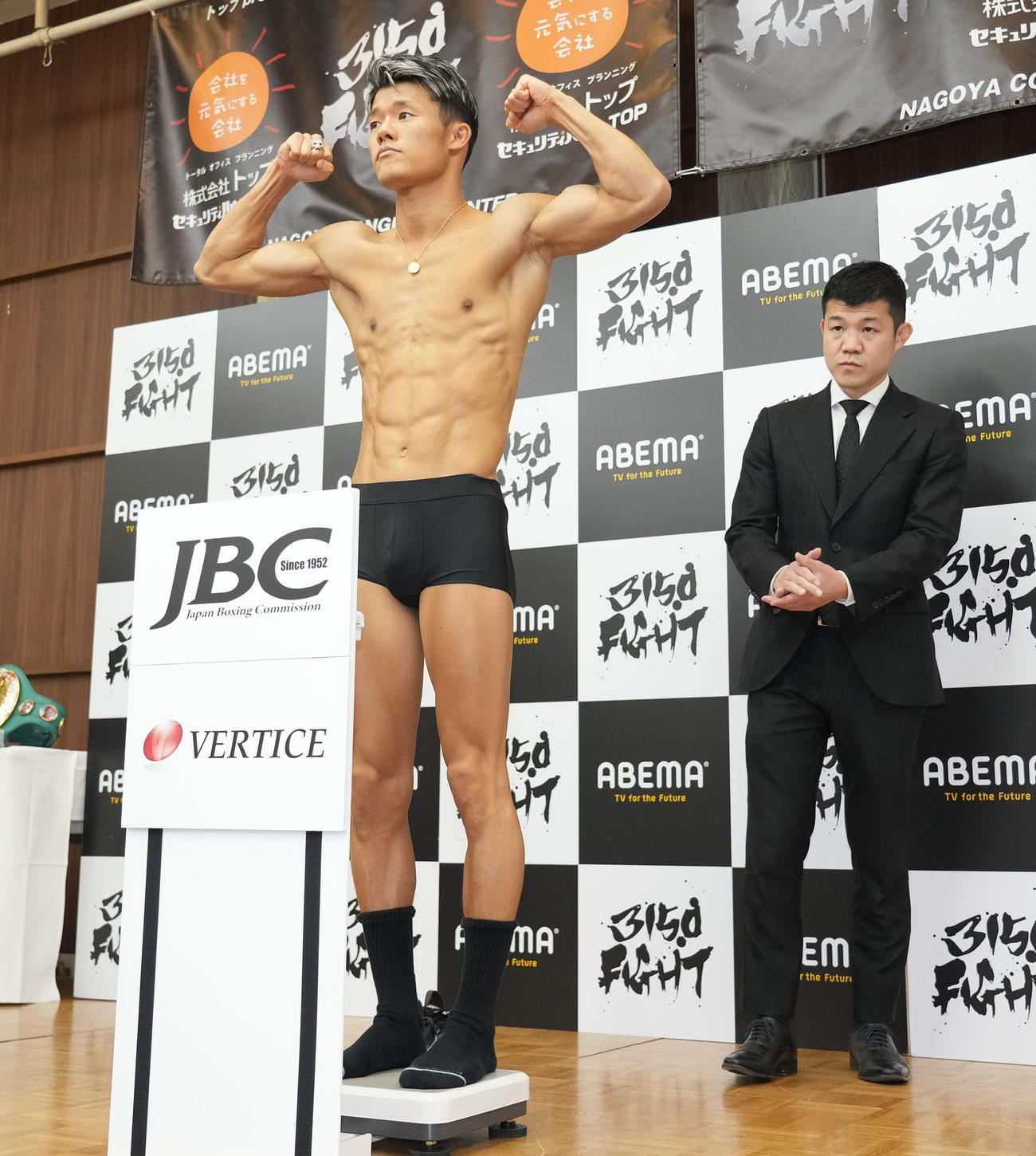 前日計量をクリアしポーズを決める亀田和毅（左）右は亀田興毅ファウンダー（撮影・森本幸一）