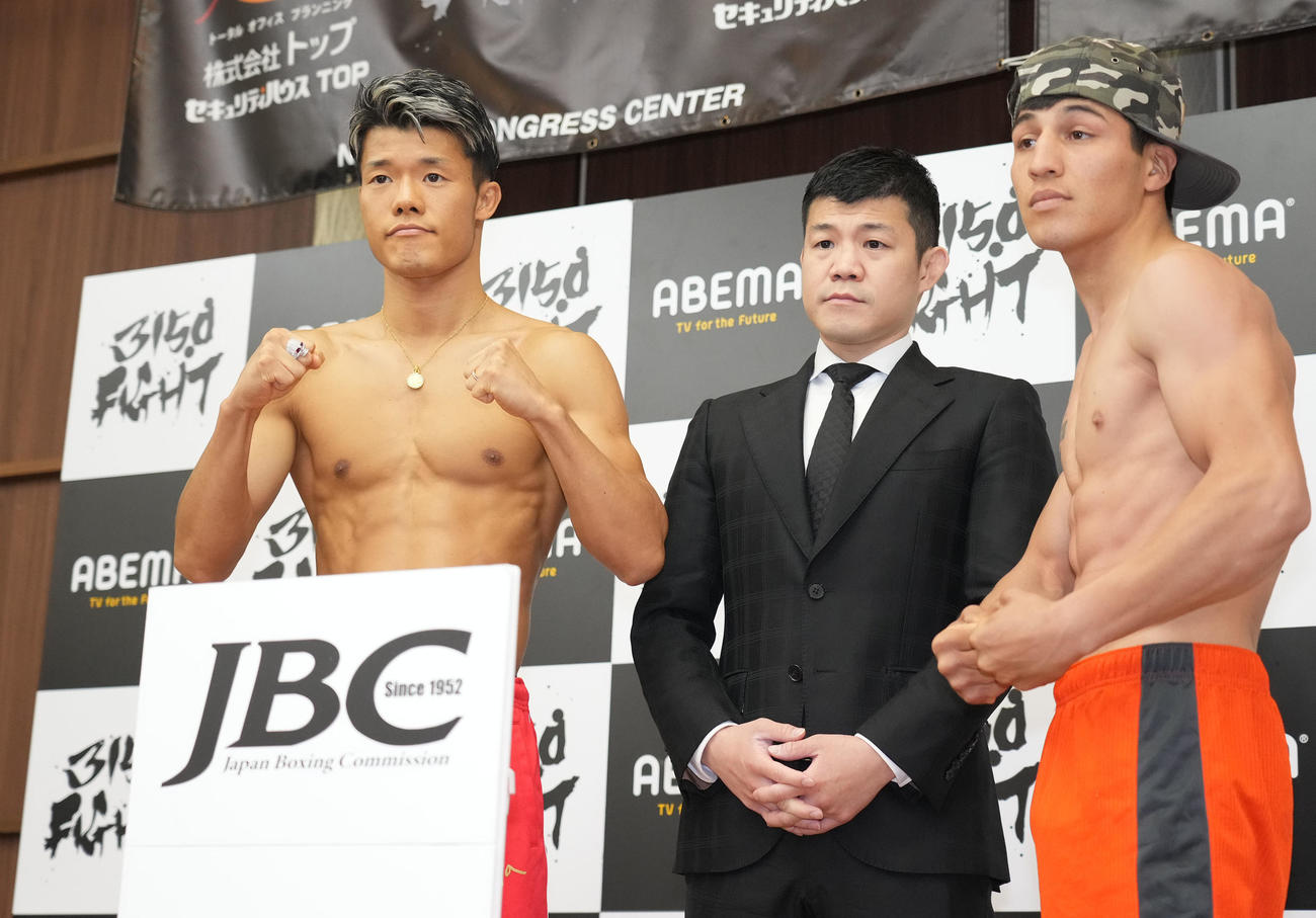 前日計量をクリアしビジャヌエバとポーズを決める亀田和（左）中央は亀田興ファウンダー（撮影・森本幸一）