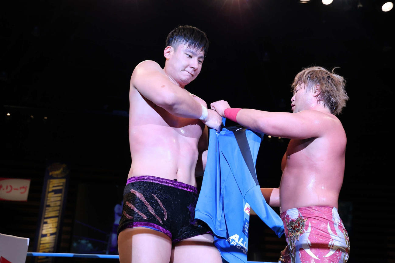 宮原健斗から全日本ジャージーを着させてもらう綾部蓮（写真提供・全日本プロレス）