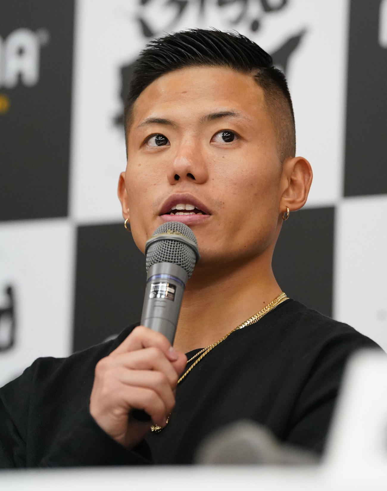 計量後、会見するWBC世界ミニマム級王者の重岡優（撮影・森本幸一）
