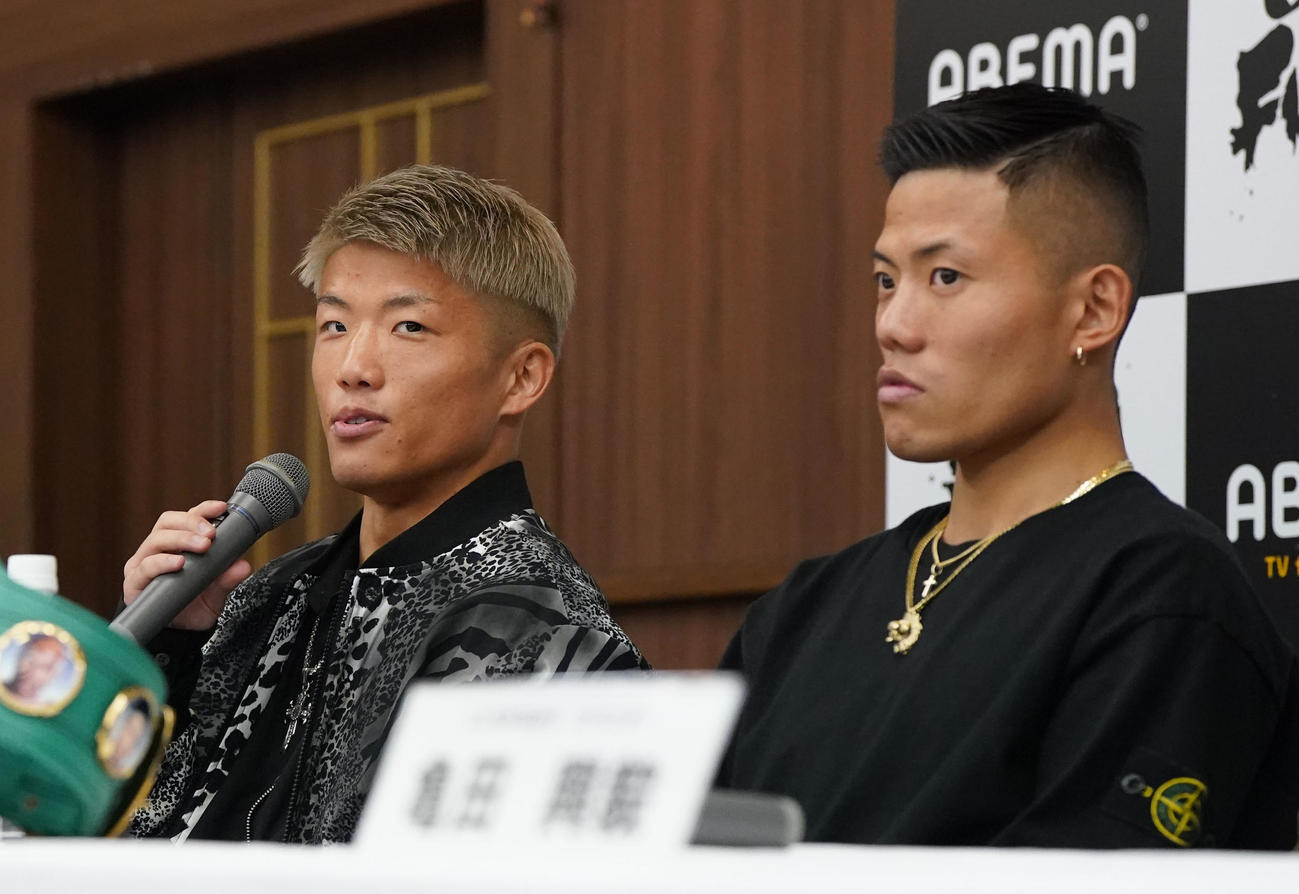 計量後、会見するIBF世界ミニマム級王者の重岡銀（左）。右はWBC世界ミニマム級王者・重岡優（撮影・森本幸一）