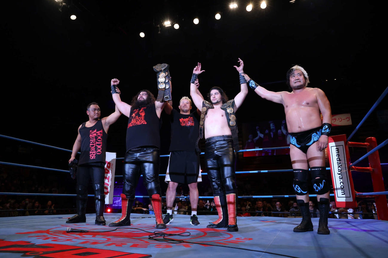 総帥TARUからVMの全日本プロレス撤退が発表され、かつてのメンバー諏訪魔（右端）と、（左から）土方隆司、斉藤レイ、KONO、斉藤ジュンは握手をかわした（写真提供・全日本プロレス）