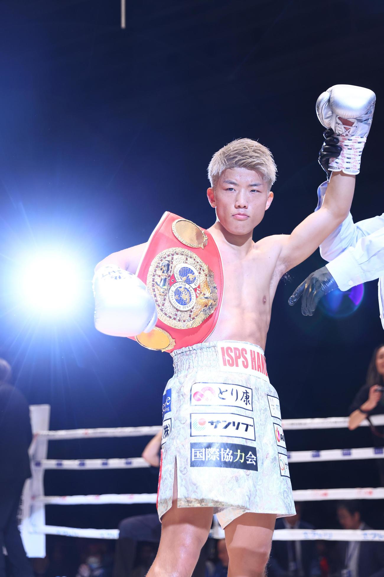 重岡銀次朗対ジェイク・アンパロ　2回、左ボディでKO勝ちし防衛した重岡銀（撮影・垰建太）
