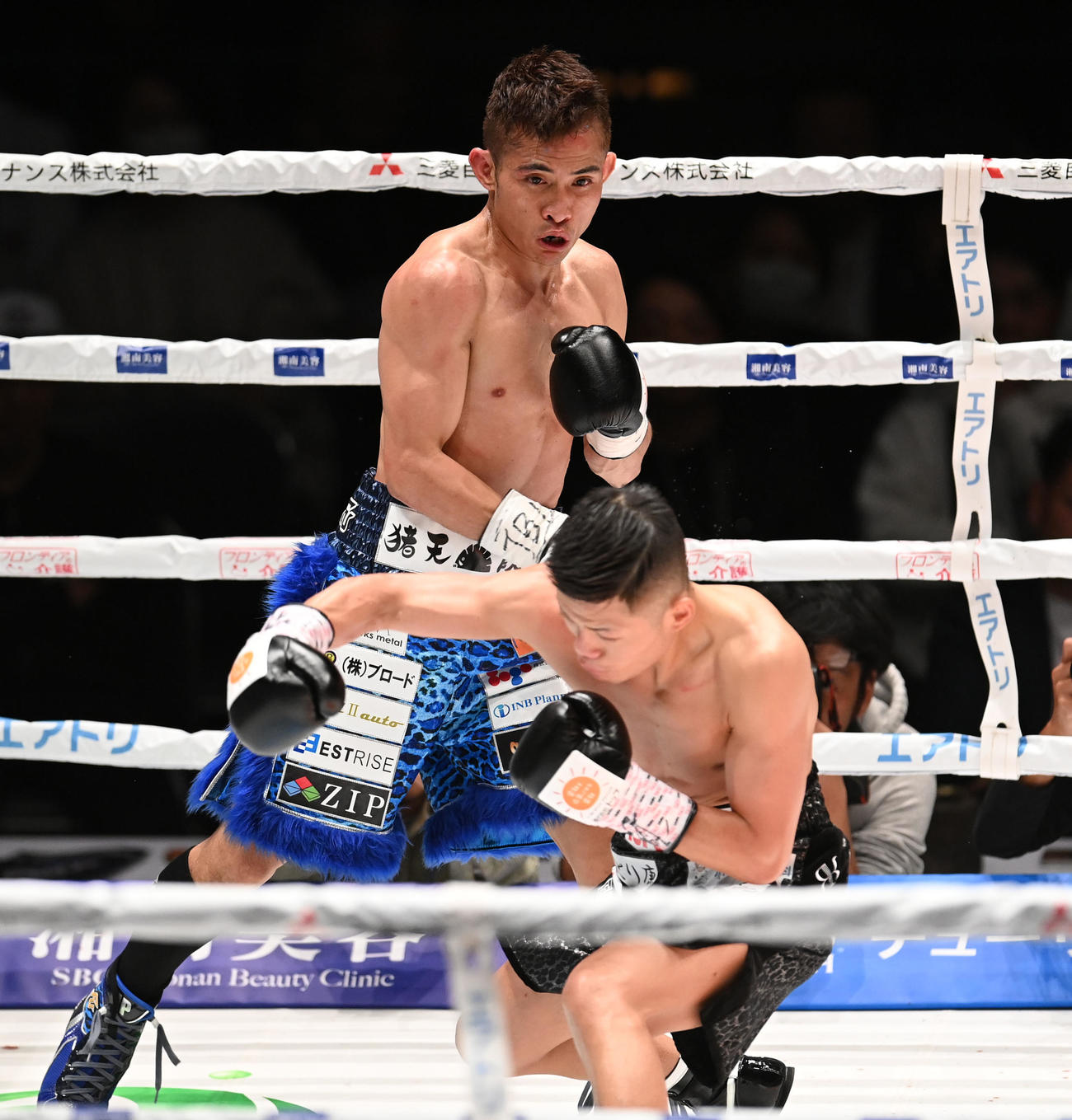 3回、重岡優大からダウンを奪うジェルサエム（左）（撮影・森本幸一）