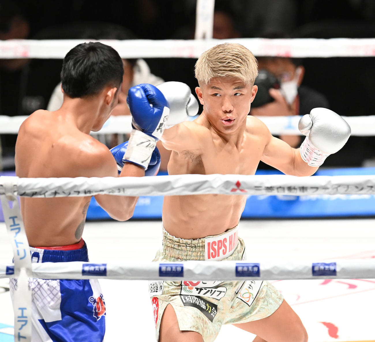1回、パンチを放つ重岡銀次朗（右）（撮影・森本幸一）