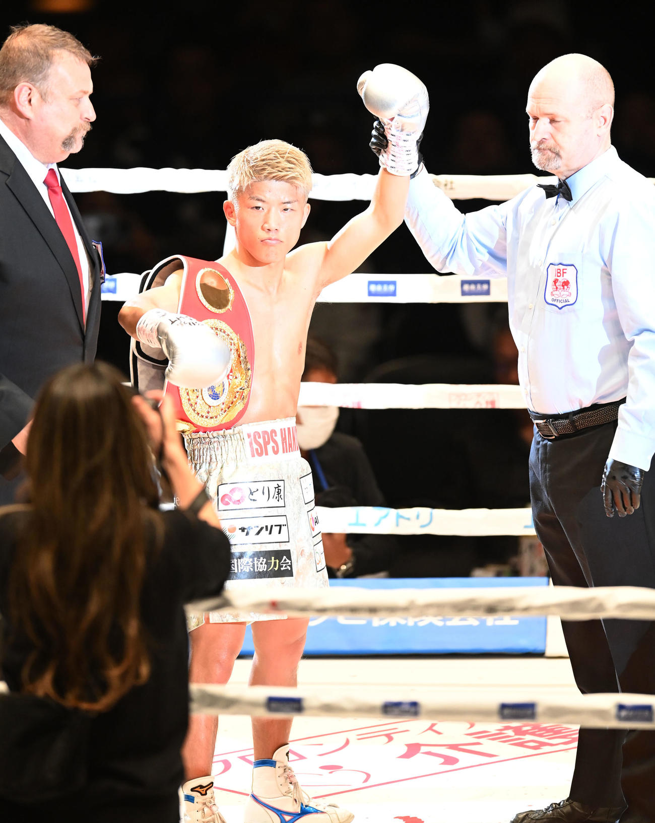 2回、アンパロにKO勝利の重岡銀（中央）（撮影・森本幸一）
