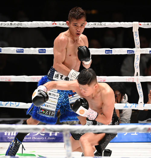 3回、重岡優大からダウンを奪うジェルサエム（左）（撮影・森本幸一）
