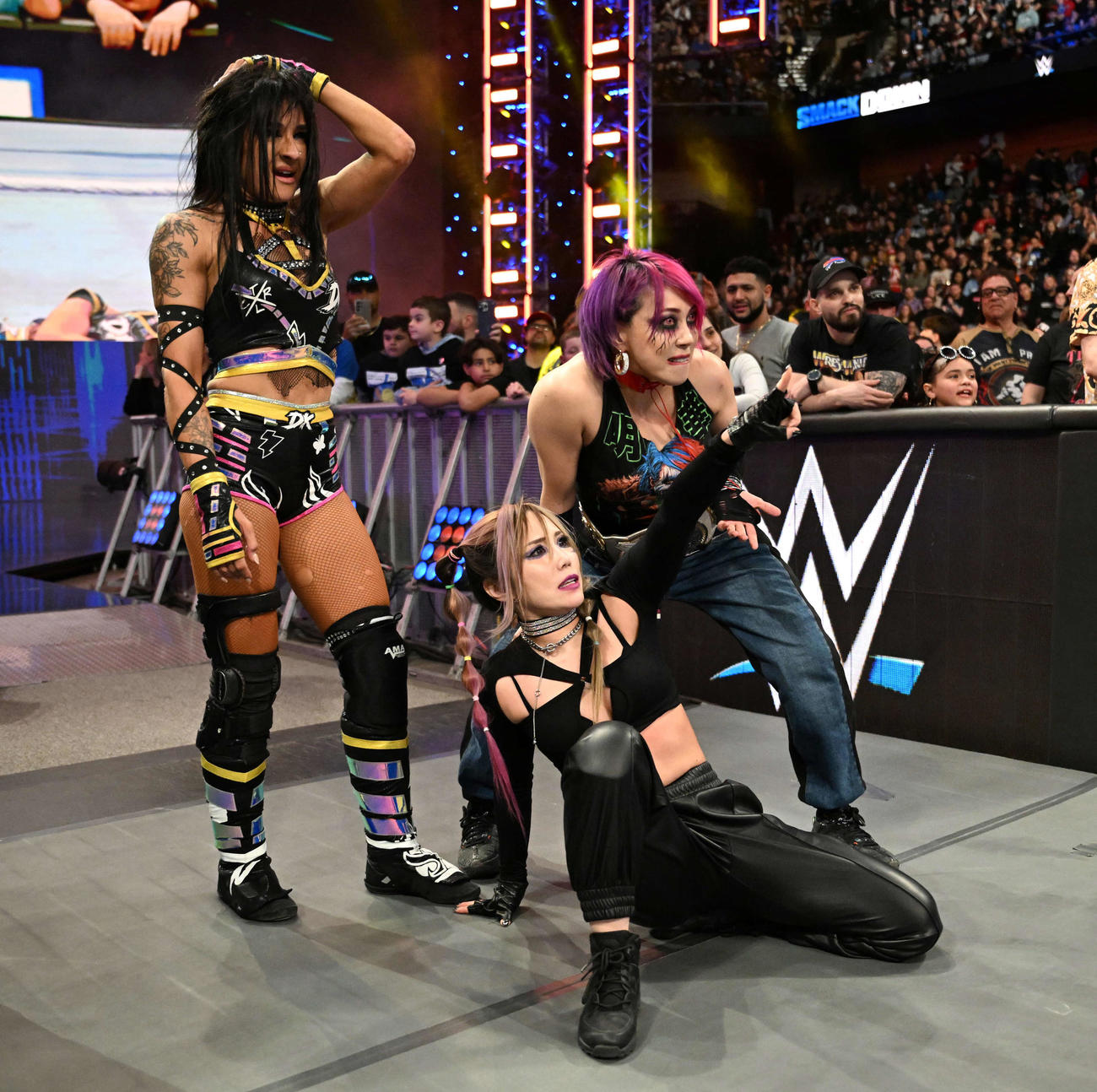 悔しそうにリングをにらみつけるダコタ・カイ（左端）、カイリ・セイン（中央）、アスカ（C）WWE