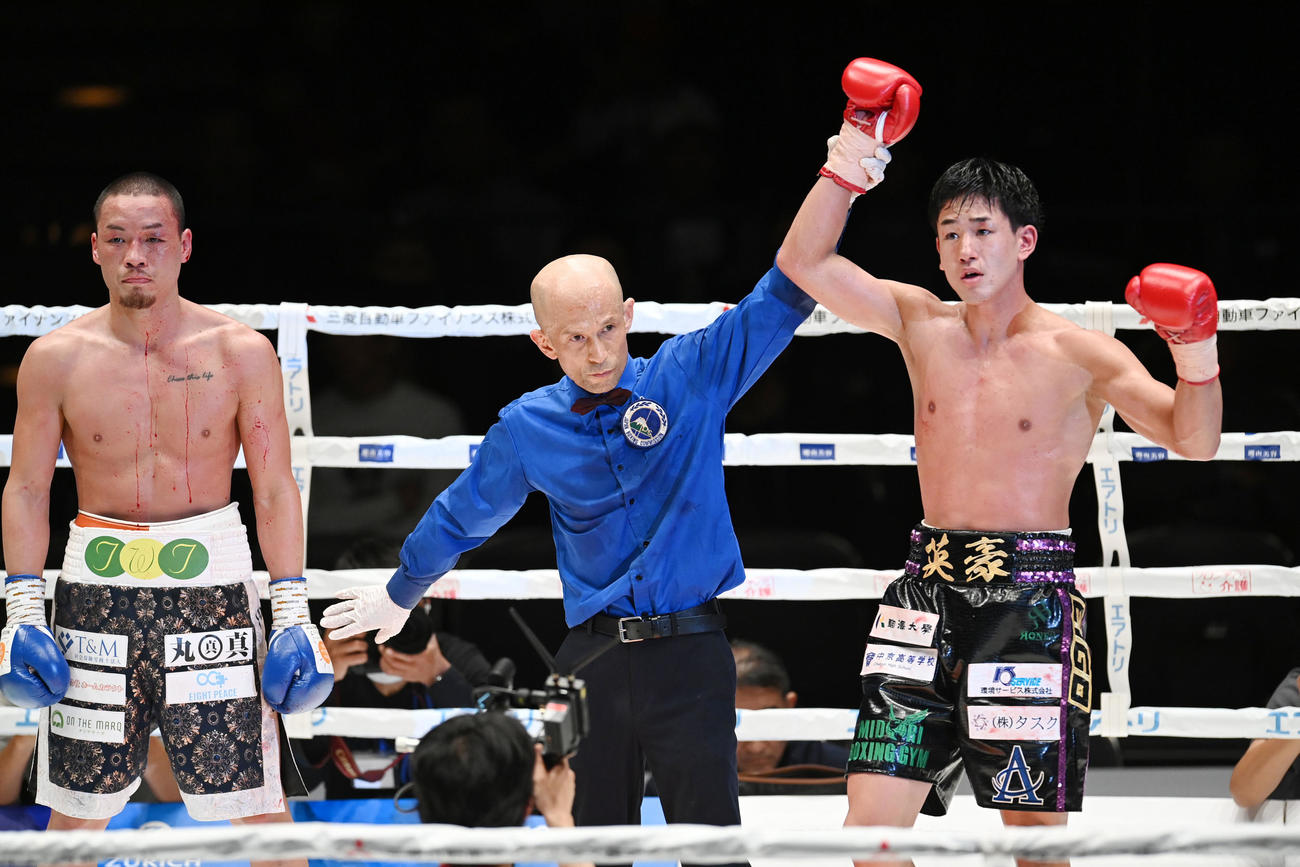 第1試合　竹嶋宏心に判定勝利の英豪（右）（撮影・森本幸一）