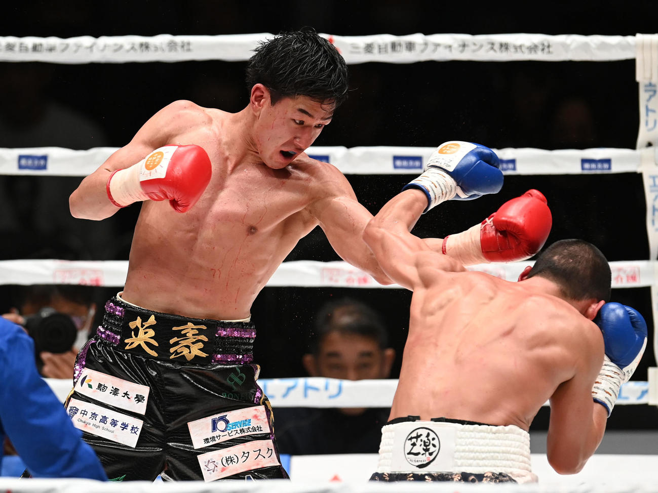 竹嶋宏心にパンチを放つ英豪（左）（撮影・森本幸一）