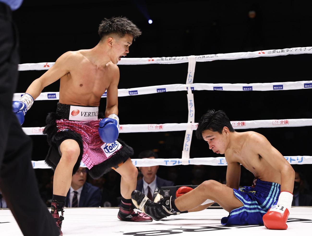 森脇龍星対パークーム・タウィンラム　2回、ダウンを奪い雄たけびをあげる森脇（左）（撮影・垰建太）