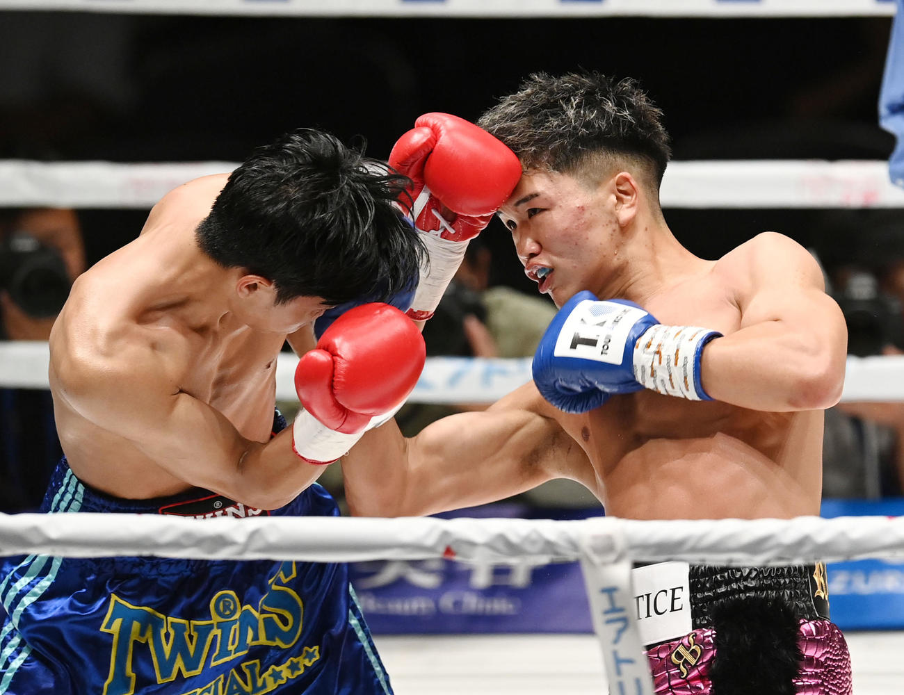 2回、タウィンラムにパンチを放つ森脇（右）（撮影・森本幸一）