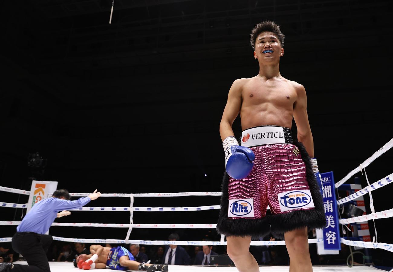 森脇龍星対パークーム・タウィンラム　KO勝利で笑顔を見せる森脇（右）（撮影・垰建太）
