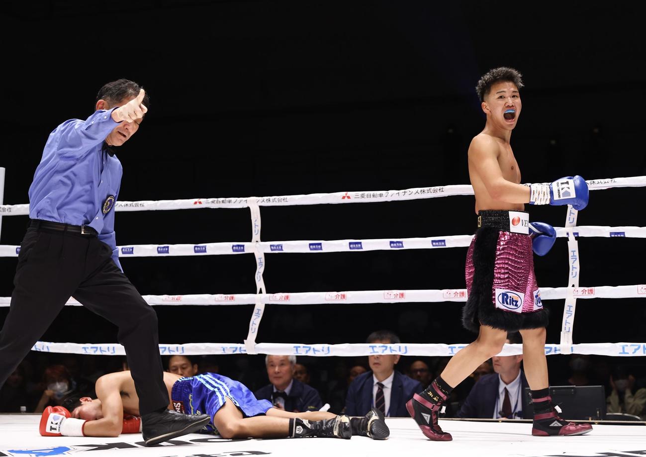 森脇龍星対パークーム・タウィンラム　KO勝利で笑顔を見せる森脇（右）（撮影・垰建太）