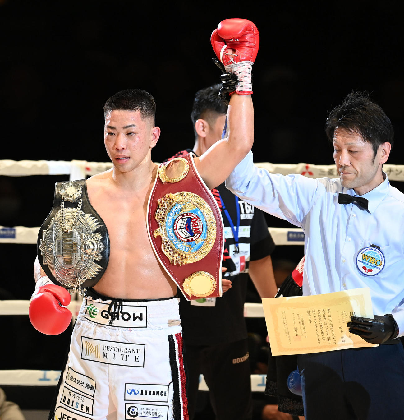 6回、TKO勝利の国本（左）（撮影・森本幸一）