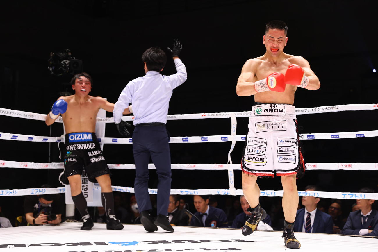 国本陸対可兒栄樹　TKO勝ちし拳を合わせる国本（右）（撮影・垰建太）