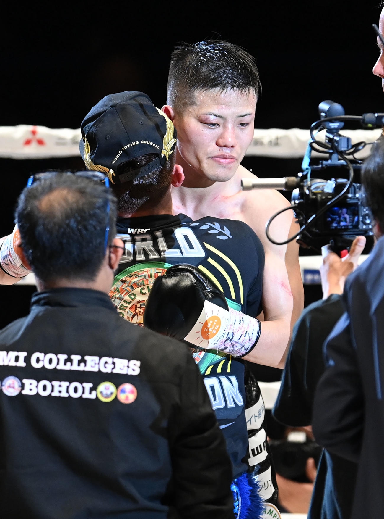 判定で敗れジェルサエム（手前）と抱き合う重岡優（撮影・森本幸一）
