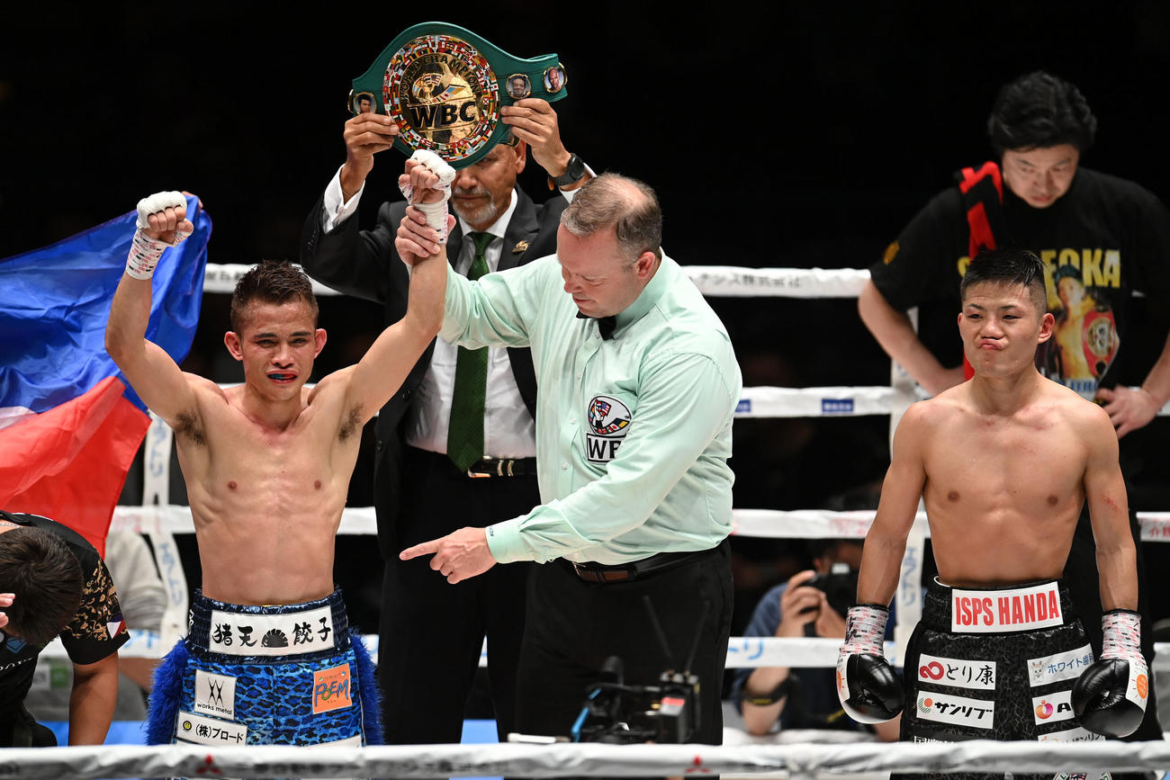 ジェルサエム（左）に判定負けの重岡優（撮影・森本幸一）