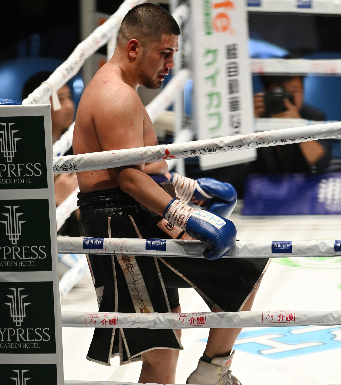 ジュールに判定で敗れリングを降りる但馬（撮影・森本幸一）