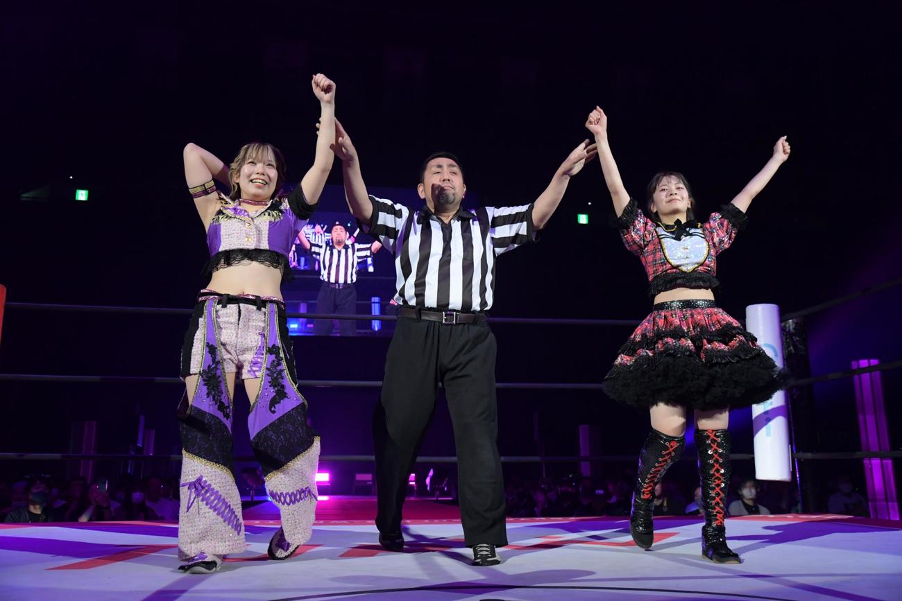 東京女子プロレス両国大会　勝利し、勝ち名乗りを受ける湯本亜美（左）。右は角田奈穂（東京女子プロレス提供）