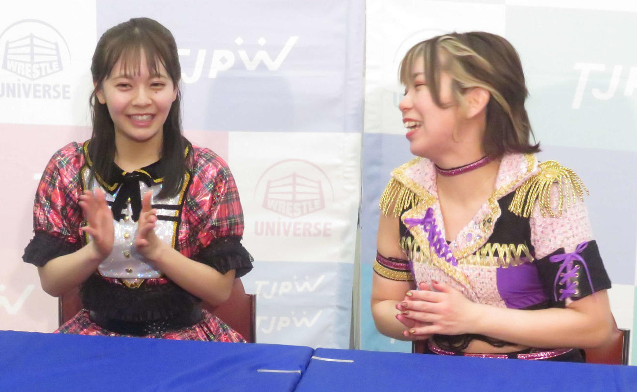 東京女子両国大会　デビュー戦に勝利し、笑顔を見せる湯本亜美。右はタッグパートナーの角田奈穂（撮影・松熊洋介）