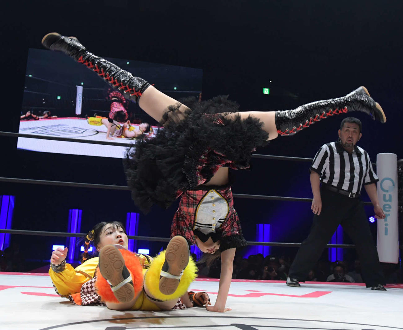 東京女子プロレス両国大会　HIMAWARIの攻撃を側転でかわす湯本亜美（東京女子プロレス提供）