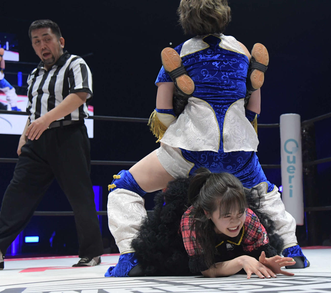 東京女子プロレス両国大会　桐生真弥の攻撃に険しい表情を見せる湯本亜美（東京女子プロレス提供）