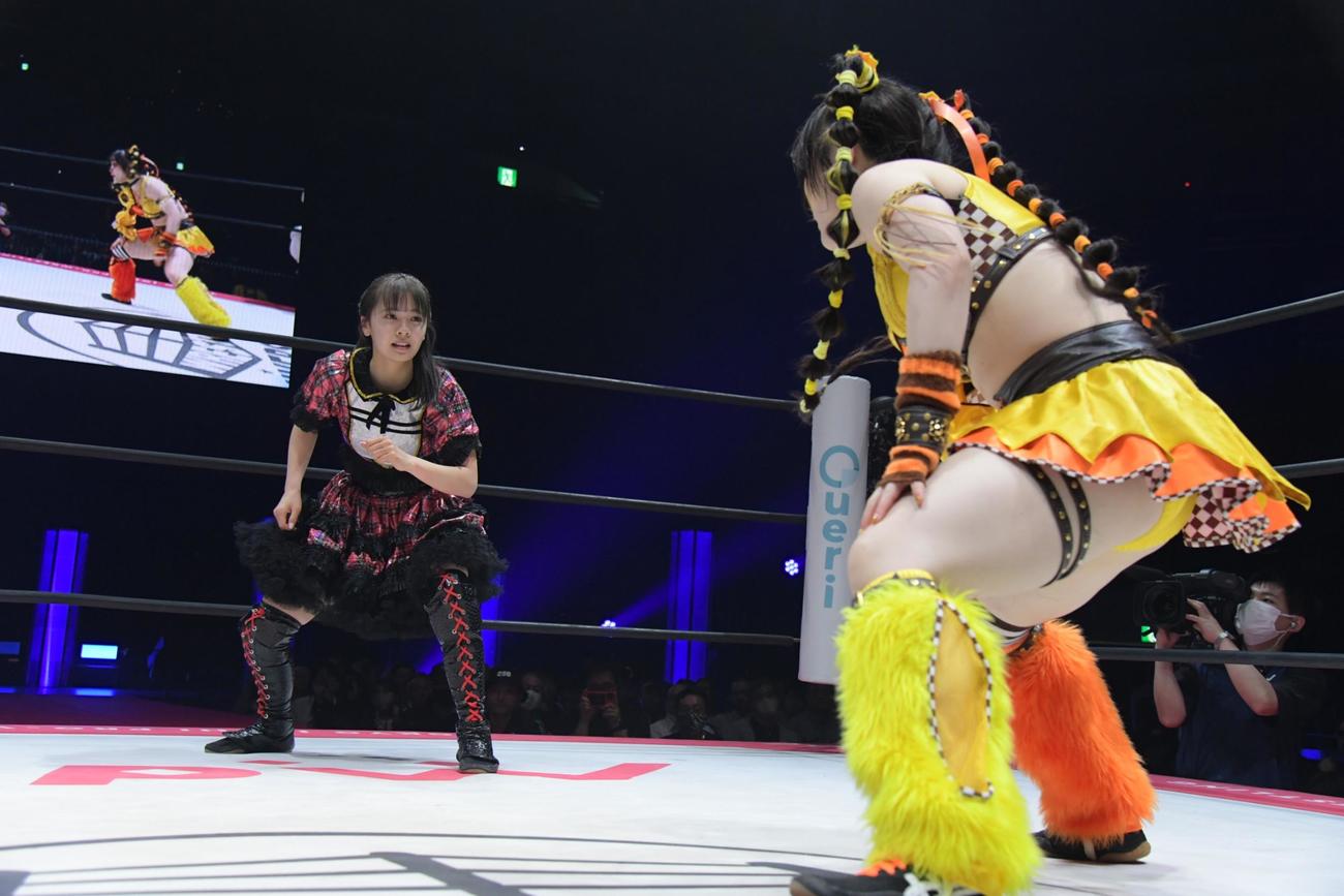 東京女子プロレス両国大会　HIMAWARIとにらみ合う湯本亜美（左）（東京女子プロレス提供）
