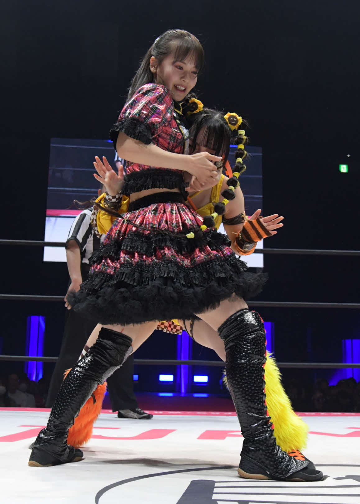 東京女子プロレス両国大会　HIMAWARIヘッドロックを決める湯本亜美（東京女子プロレス提供）