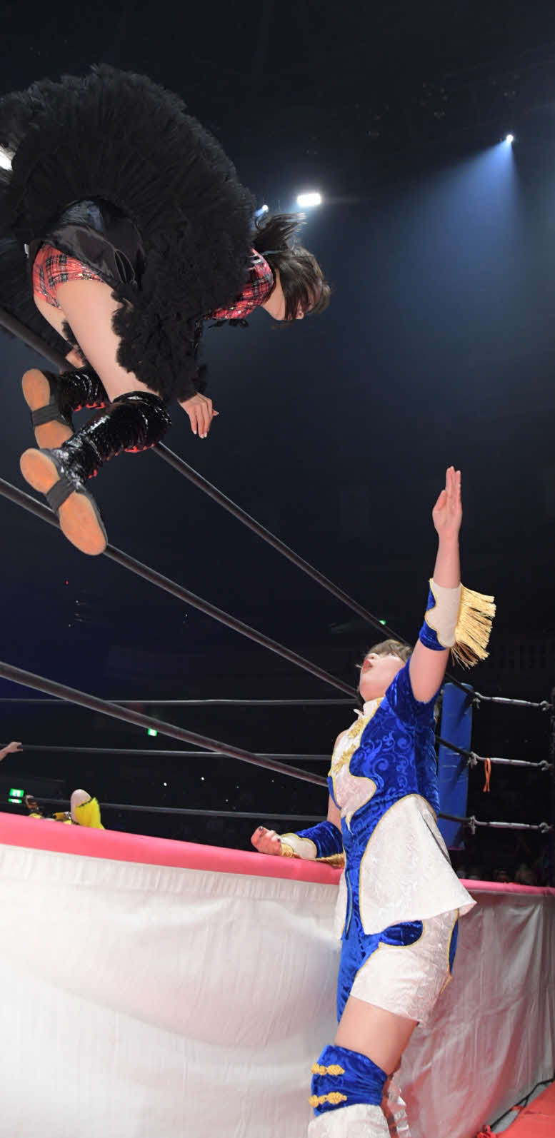 東京女子プロレス両国大会　コーナートップから桐生真弥めがけて飛ぶ湯本亜美（東京女子プロレス提供）