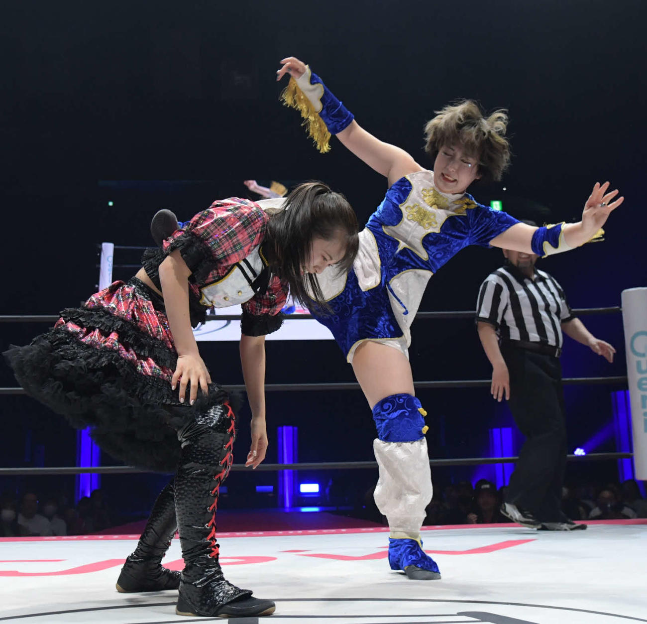 東京女子プロレス両国大会　桐生真弥の蹴りを浴びる湯本亜美（東京女子プロレス提供）
