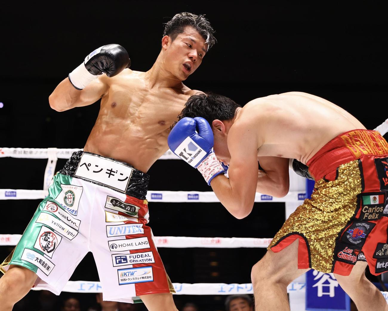 亀田和毅対ケビン・ビジャヌエバ　強烈なボディーを打ち込む亀田和（左）（撮影・垰建太）