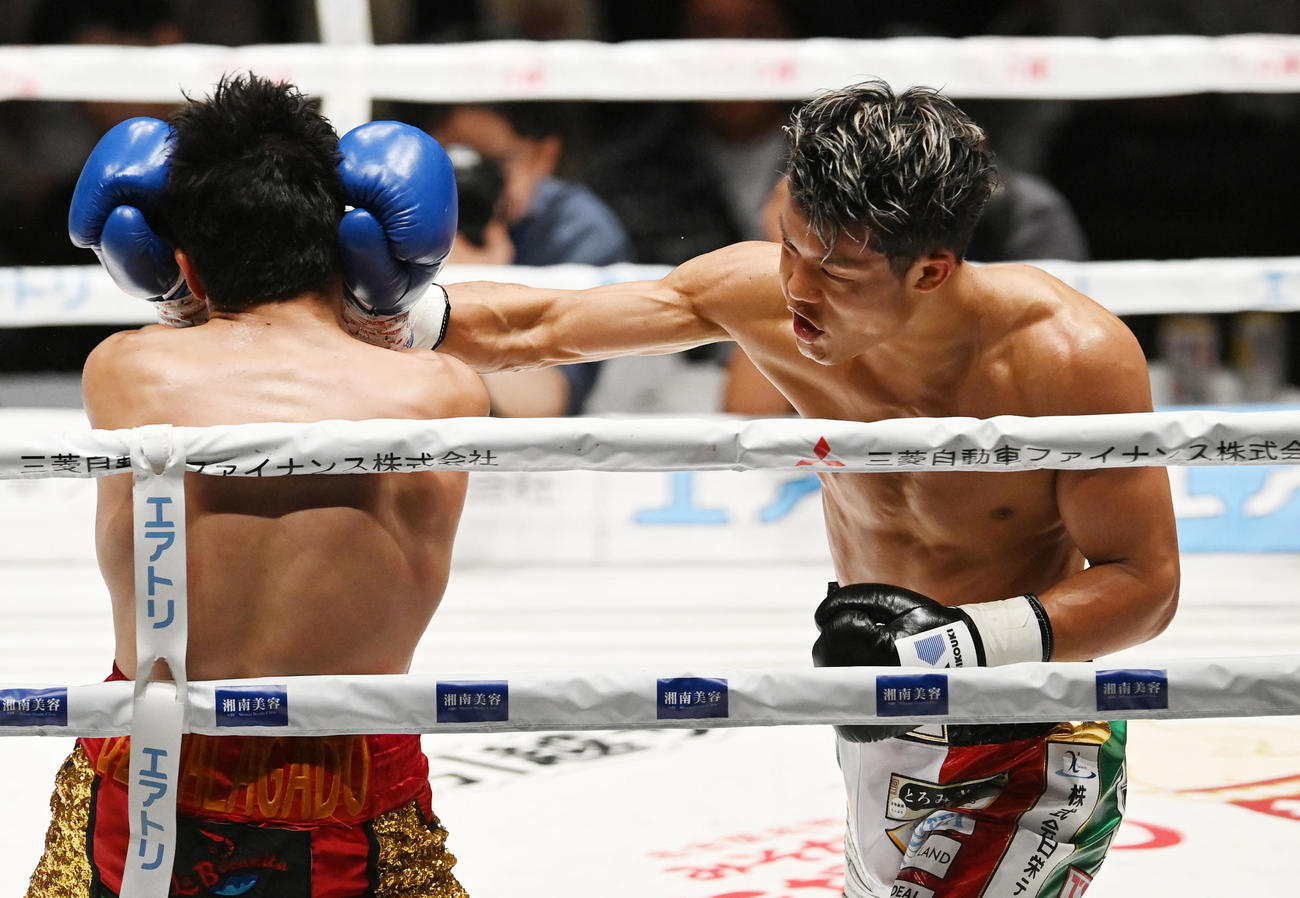 3150FIGHT VOL．8　第6試合　3回、ビジャヌエバにパンチを放つ亀田和（右）（撮影・森本幸一）