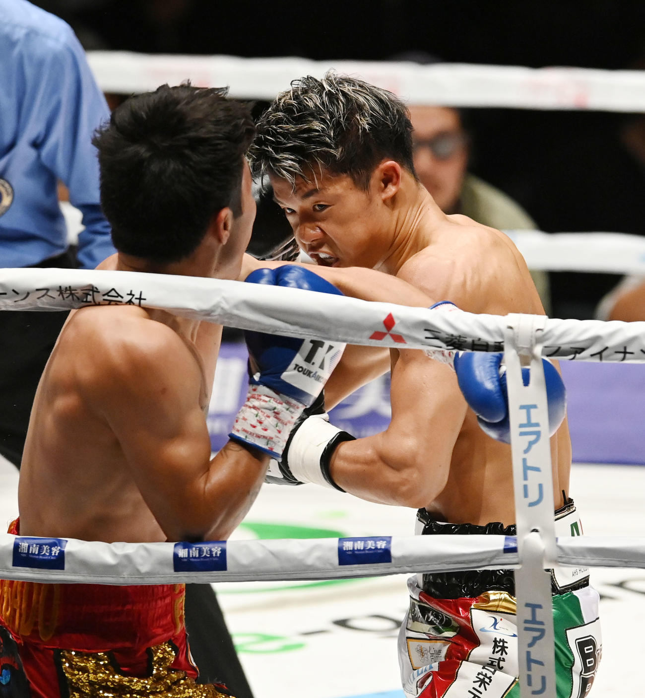 3150FIGHT VOL．8　第6試合　1回、ビジャヌエバにパンチを放つ亀田和（右）（撮影・森本幸一）