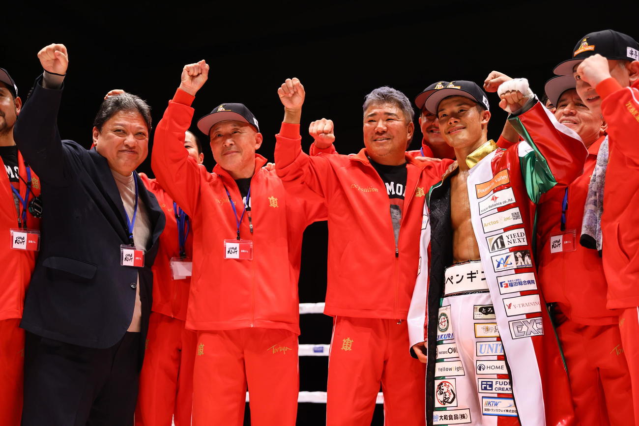 亀田和毅対ケビン・ビジャヌエバ　勝利した亀田和（右から2人目）は父史郎氏（同3人目）らとポーズを決め写真に納まる（撮影・垰建太）