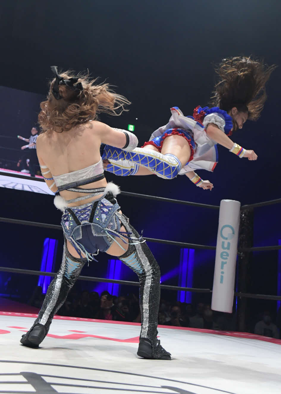 東京女子プロレス両国大会　上福ゆき（左）にドロップキックを浴びせる荒井優希（東京女子プロレス提供）