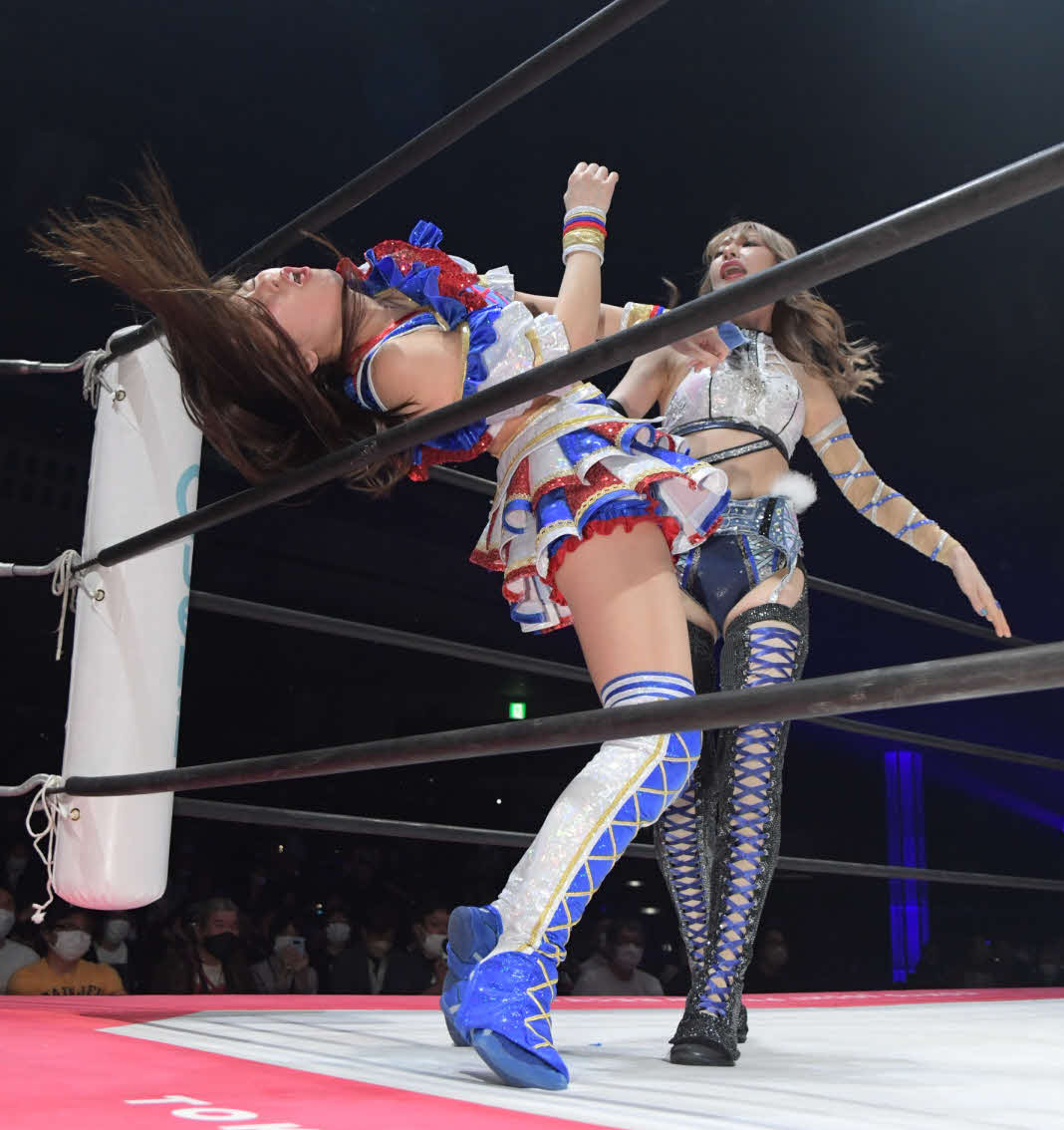 東京女子プロレス両国大会　上福ゆき（左）に顔面を蹴られる荒井優希（東京女子プロレス提供）