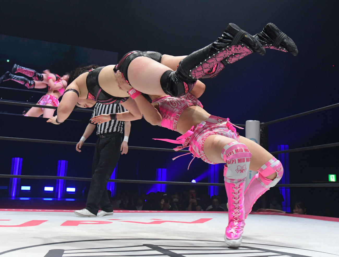 東京女子プロレス両国大会　山下実優を投げ飛ばす渡辺未詩（東京女子プロレス提供）