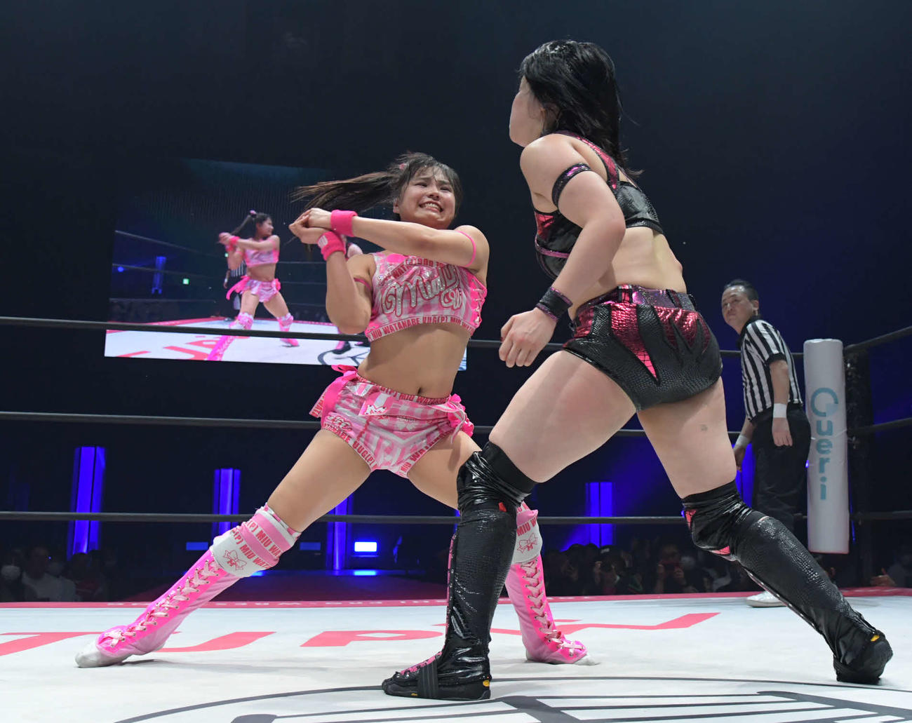 東京女子プロレス両国大会　山下実優に攻撃を仕掛ける渡辺未詩（東京女子プロレス提供）