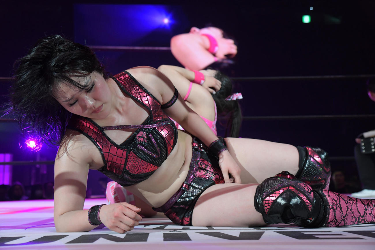 東京女子プロレス両国大会　山下実優（手前）を破った渡辺未詩（東京女子プロレス提供）