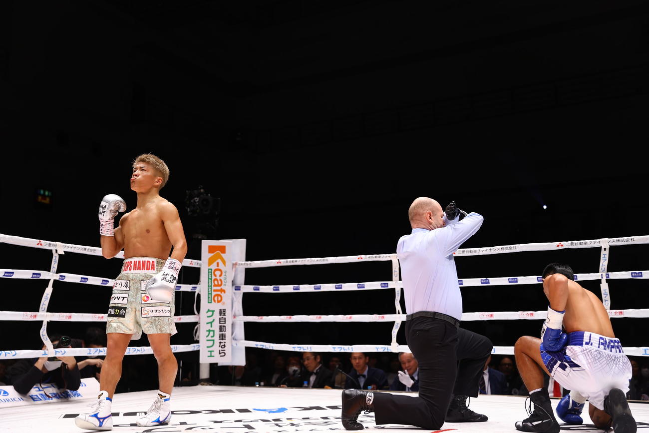 重岡銀次朗対ジェイク・アンパロ　2回、左ボディでKO勝ちする重岡銀（左）（撮影・垰建太）