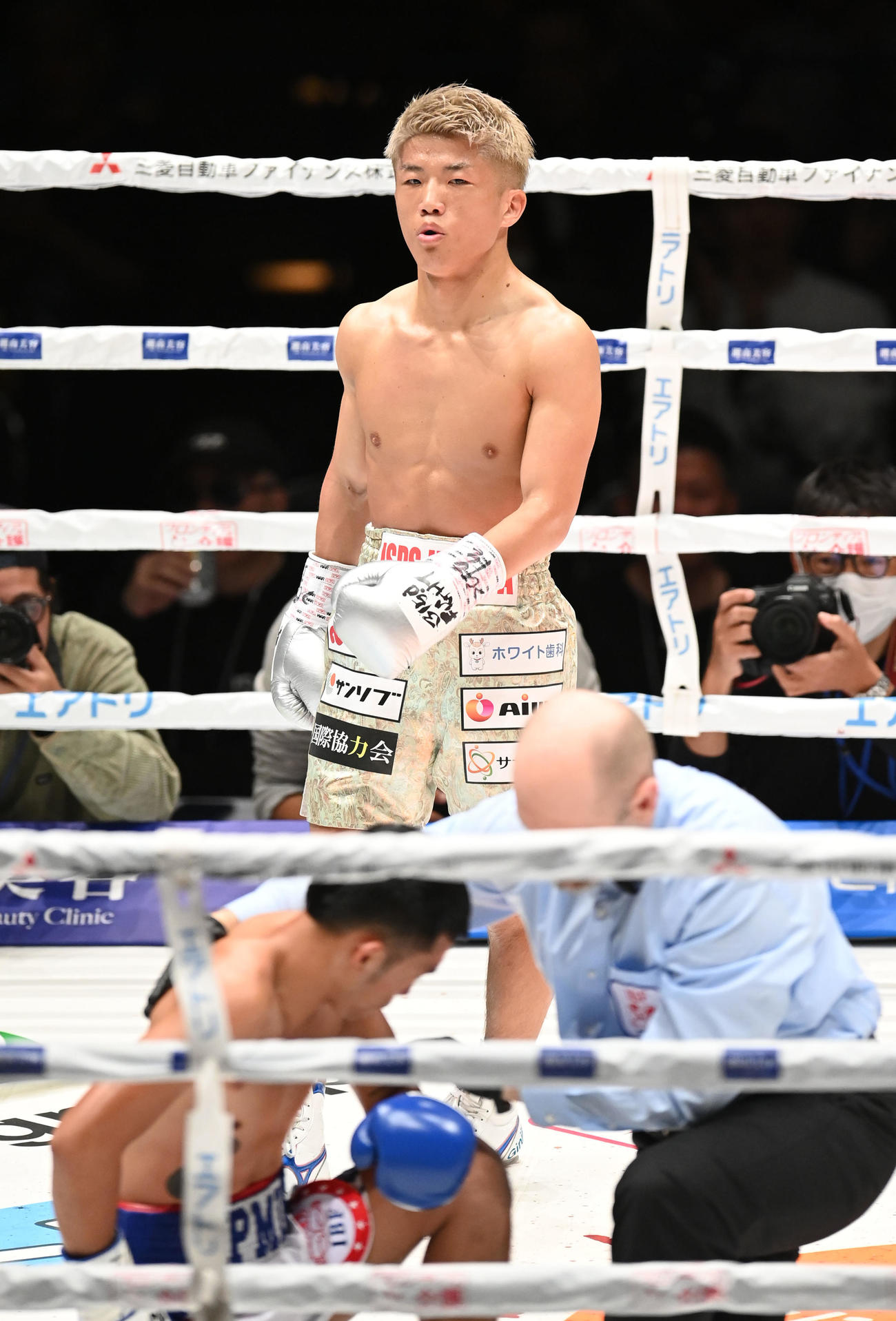2回、アンパロにKO勝利の重岡銀（奥）（撮影・森本幸一）