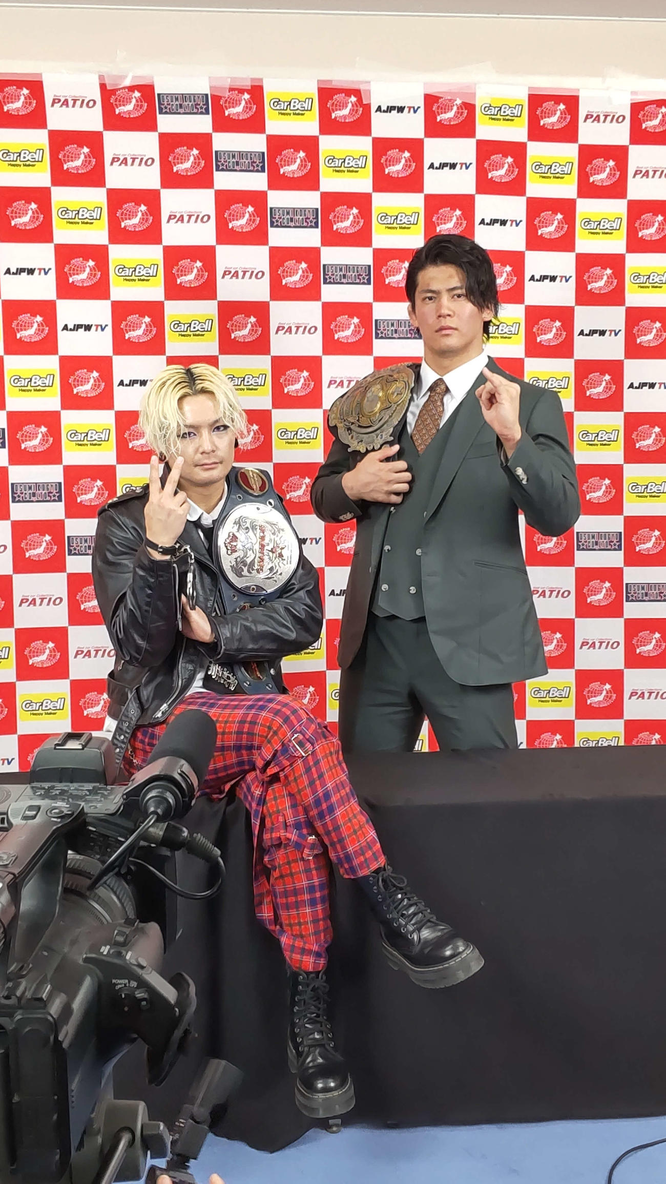 新木場大会での一騎打ちに合意している世界ジュニア王者ライジングHAYATO（左）と3冠ヘビー級王者・安斉勇馬