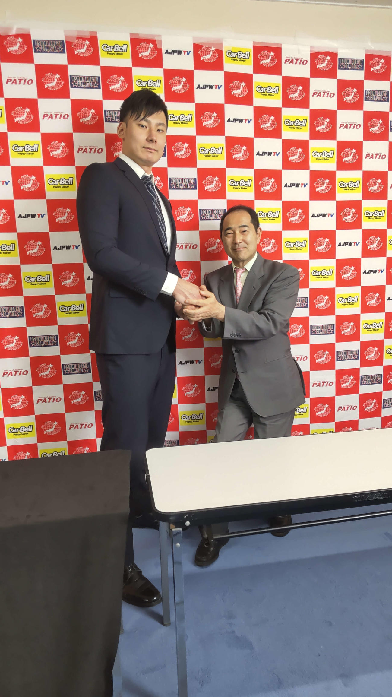 全日本プロレス福田剛紀社長と並ぶとこんなに大きい綾部蓮。ちなみに福田社長は身長170センチとのこと