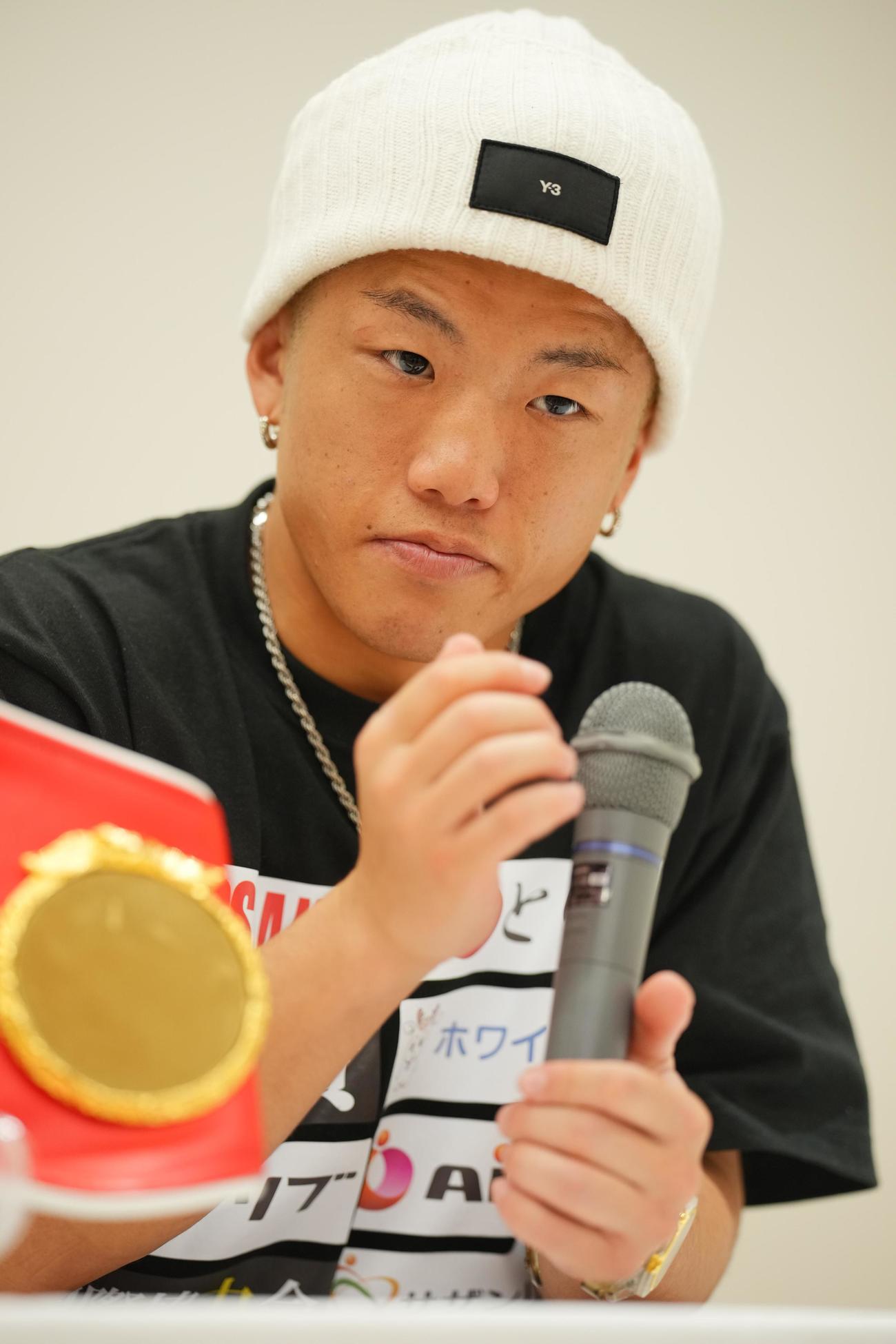 王座防衛戦の一夜明け会見で兄優大について語るIBF世界ミニマム級王者重岡銀（撮影・垰建太）